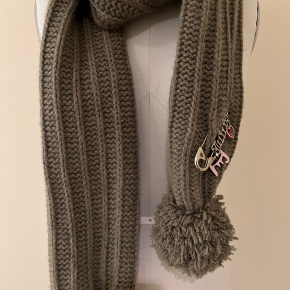 Juicy Couture Scarf with charm 🧶 60% Wool 40% Cashmere - Picture 2 of 7